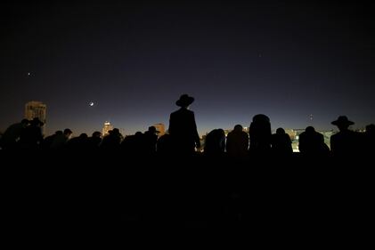 Israele, 800mila al funerale del rabbino ultra-ortodosso 4