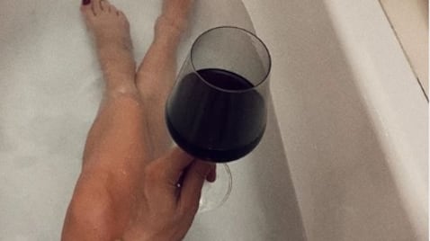 Emma Marrone e lo scatto hot in vasca da bagno. La foto non sfugge a Marco Borriello