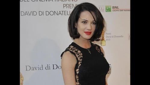Asia Argento sexy in bikini a righe 16