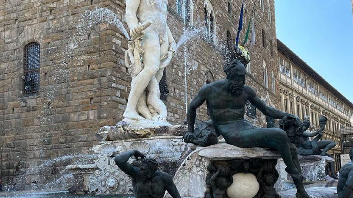Fanno il bagno nella fontana a Firenze: il degrado dei turisti