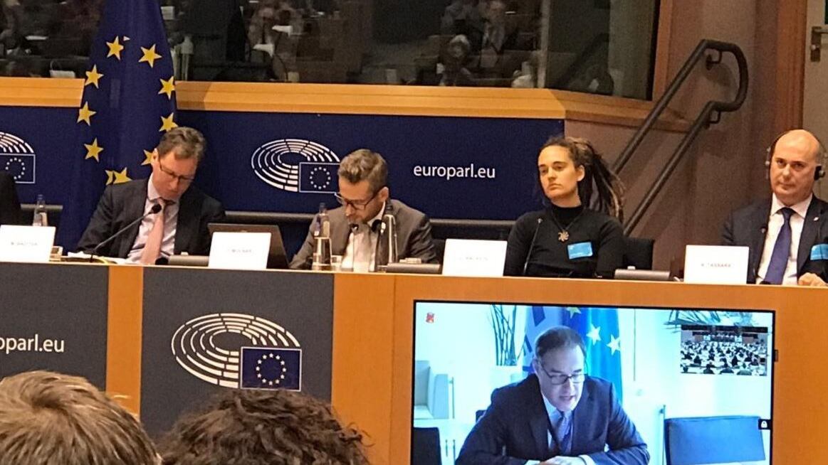 Schiaffo della Rackete all'Italia. E gli eurodeputati applaudono