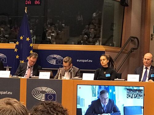 Schiaffo della Rackete all'Italia. E gli eurodeputati applaudono