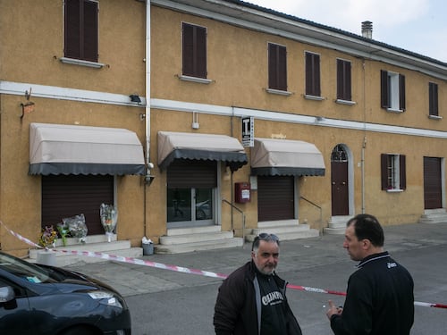 Bologna, barista reagisce: il ladro spara e lo uccide