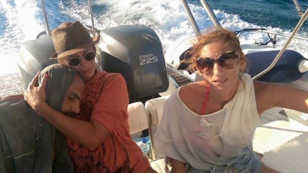 Migranti, la donna nella foto: "Io eroina? Affogava, l'ho solo salvato"
