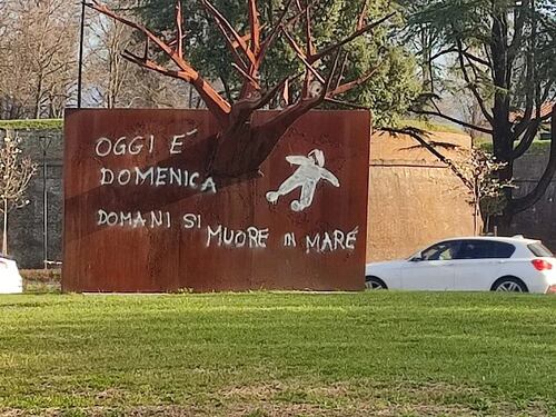Vandalizza la sua stessa scultura per protesta contro il governo: la follia dell'artista di sinistra