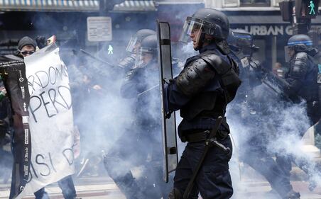 Scontri al corteo a Parigi 10