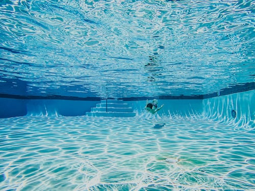 Monterotondo, bimbo di 5 anni muore nella piscina del centro estivo: il malore mentre giocava