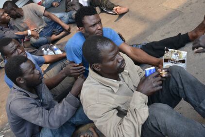 Immigrati scaricati per terra alla stazione di Rogoredo 3
