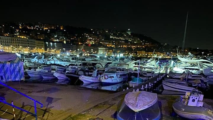 Crolla ringhiera sul lungomare: ragazza precipita sulla spiaggia