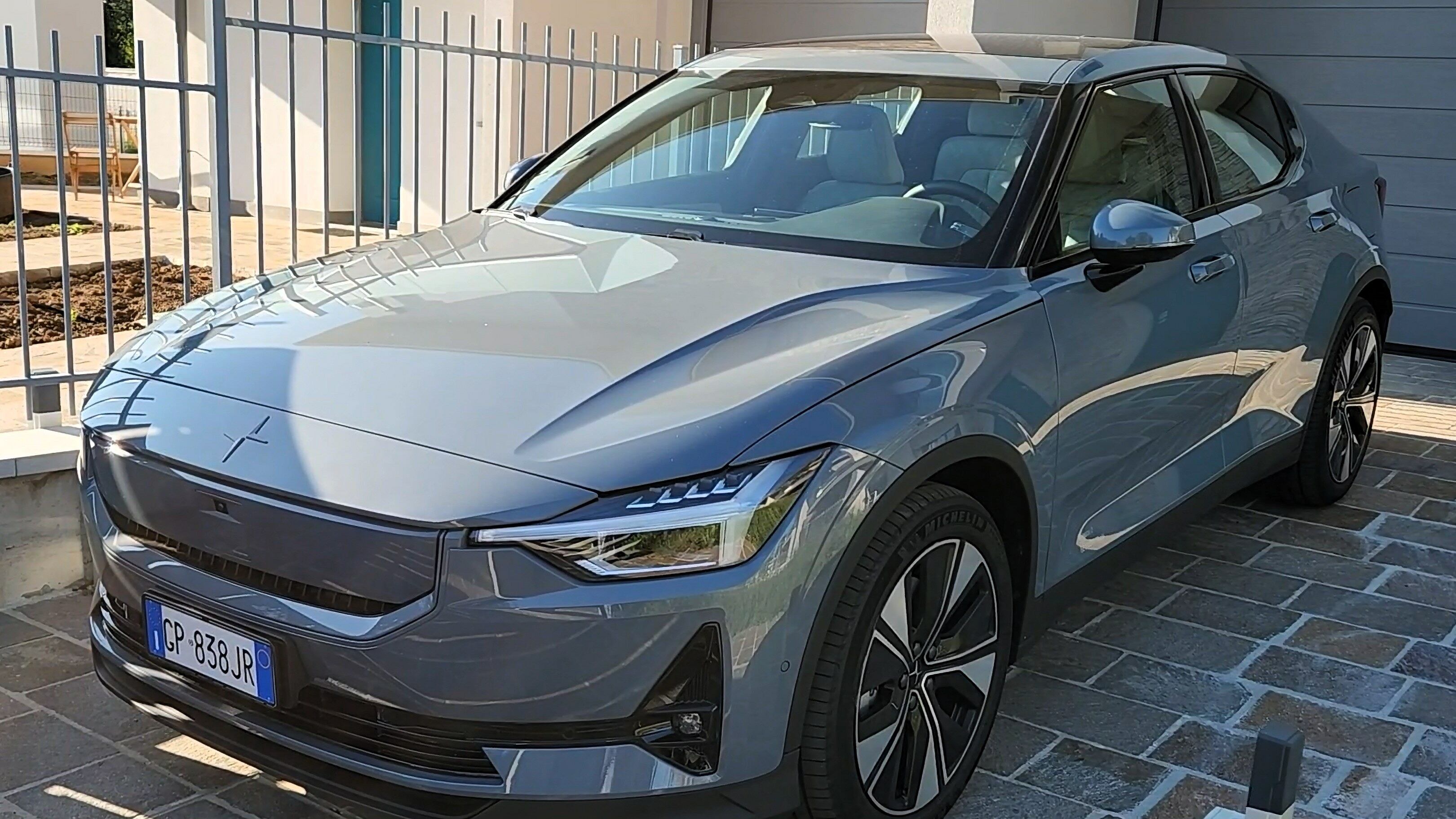 Auto elettriche in autostrada: con Polestar 2 MY24 fino a 500 km senza ricaricare