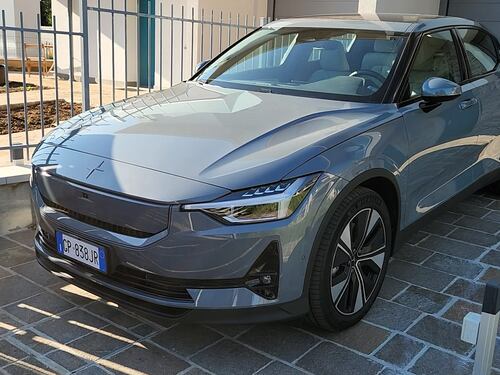 Auto elettriche in autostrada: con Polestar 2 MY24 fino a 500 km senza ricaricare