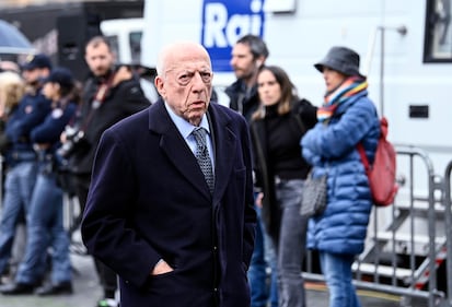 La famiglia, gli amici, i vip: il mondo della tv saluta Costanzo 26