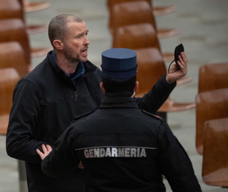 Grida contro l'uso delle mascherine all'udienza del Papa 4