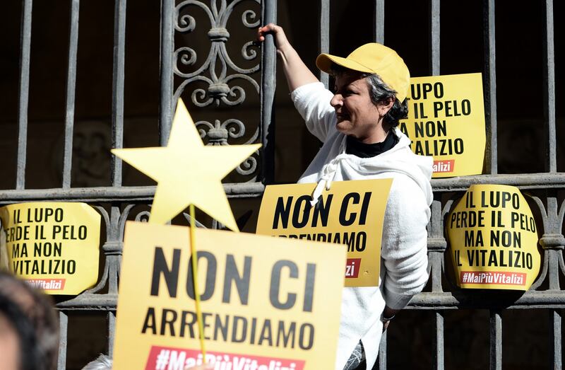 La piazza M5S contro i vitalizi 9