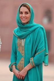 Kate Middleton con il velo, durante la sua visita in Pakistan 4