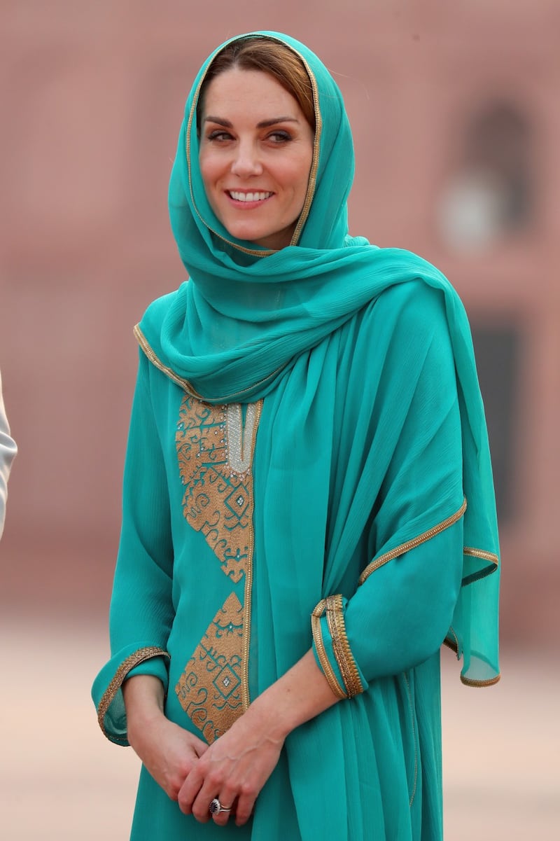 Kate Middleton con il velo, durante la sua visita in Pakistan 4
