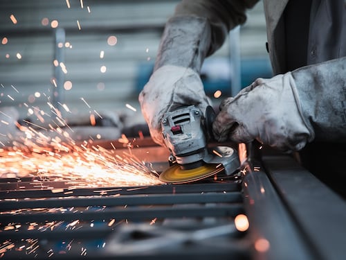 Altro che scansafatiche, gli italiani lavorano molto più degli altri in Europa