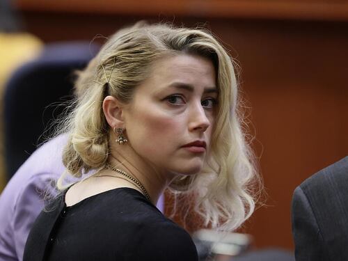 Il falso nome, le figlie, la fuga in Spagna: cosa ha fatto Amber Heard dopo la bancarotta