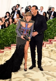 Met Gala 18: Rihanna con la mitra e Madonna con la veletta 10