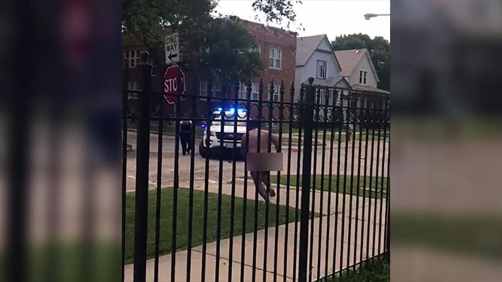 Si denuda, poi si evira: orrore in strada a Chicago