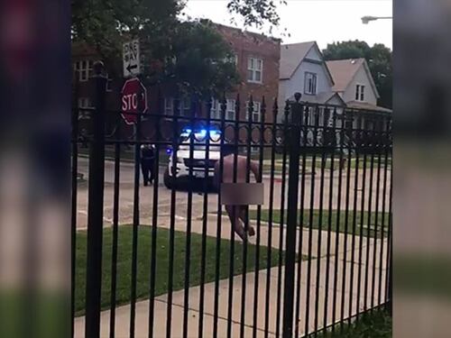 Si denuda, poi si evira: orrore in strada a Chicago