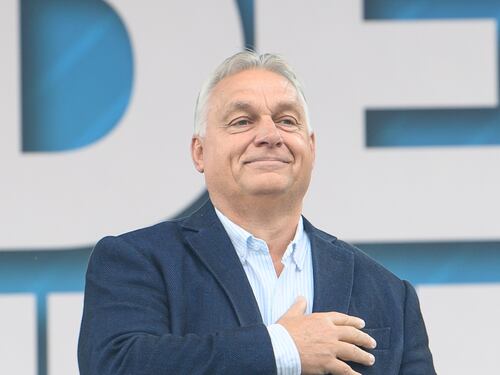 Pontida, Orban: "Porteremo a Bruxelles migranti irregolari". Giorgetti rassicura: "So chi può fare sacrifici"
