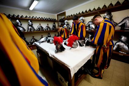 La vestizione delle Guardie svizzere del Papa 9