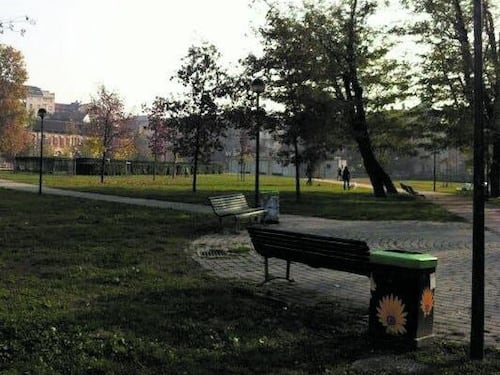 Accerchiato al parco da banda di 14enni e colpito in fronte con un tirapugni