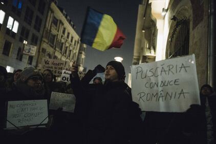 Romeni in piazza contro la corruzione 10