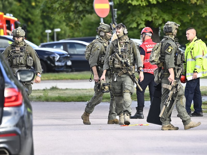 Allarme in Svezia, 18enne armato di spada attacca un liceo: almeno tre feriti, due gravi