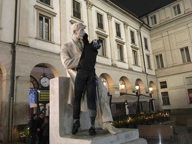 Milano, mascherine sulle statue: "Benvenuti a Smogville" 3