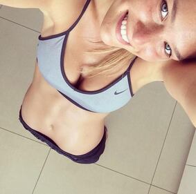Bar Refaeli, addio al nubilato in piscina 42