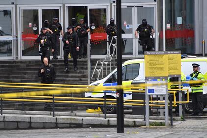 Manchester, accoltellamento al centro commerciale 1