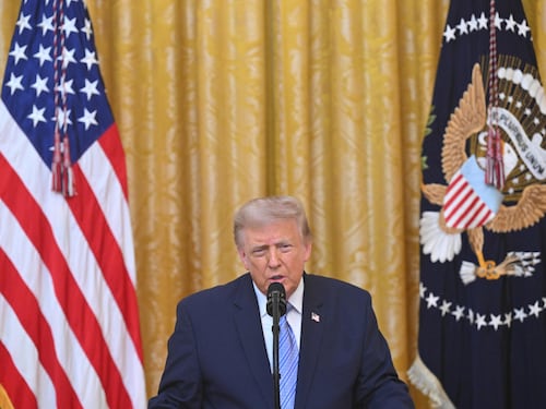 I complottisti e i sonni di Donald. “Un telecomando per svegliarlo”