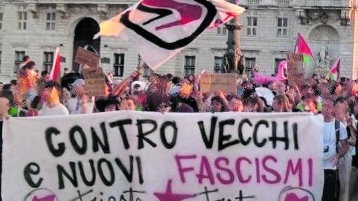 Sinistra al corteo "Antifa" dove inneggiano ad Hezbollah fra sfregi e insulti al sindaco