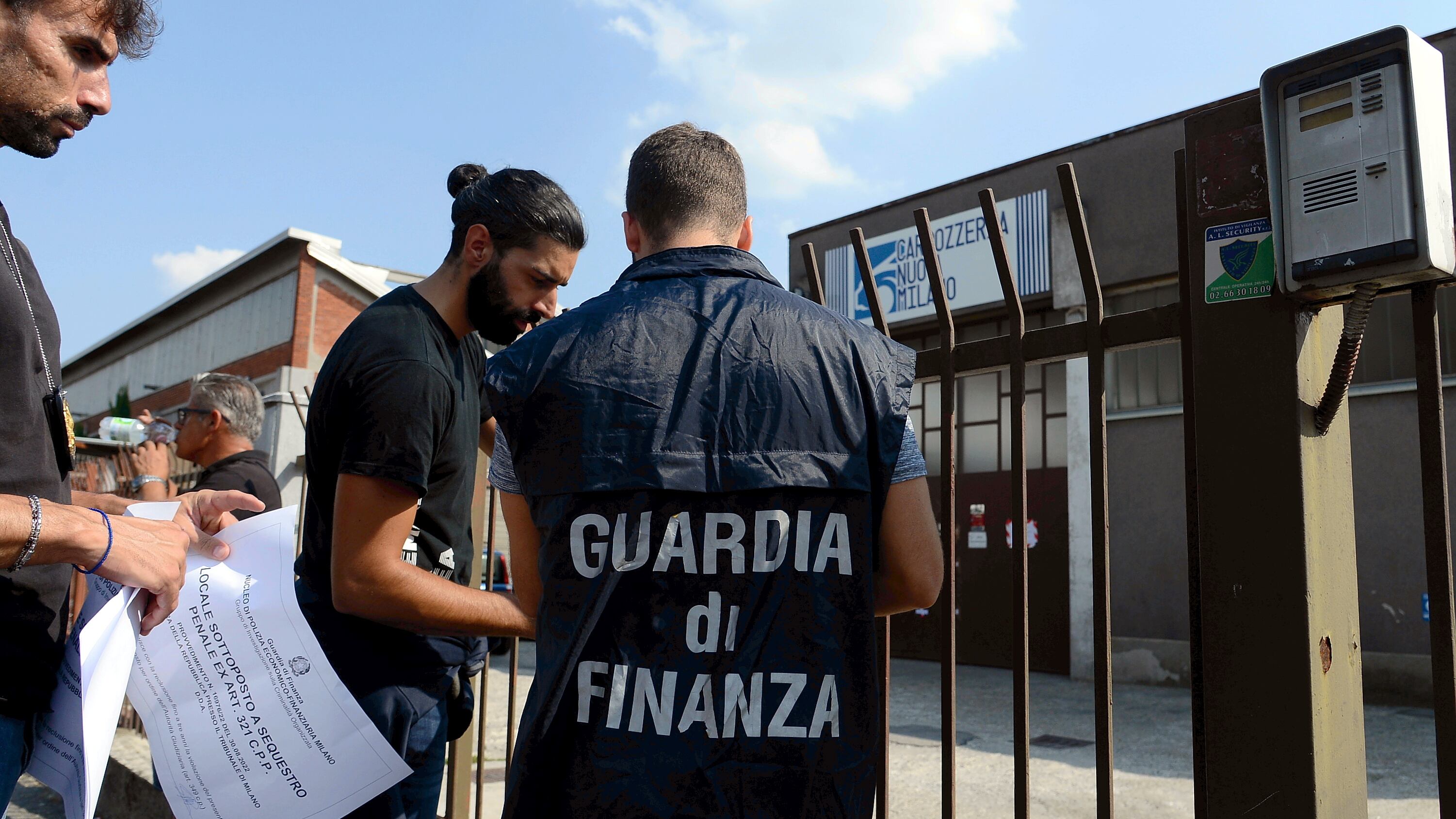 La legge della Comasina. Così i Flachi gestivano fumo, coca e kalashnikov