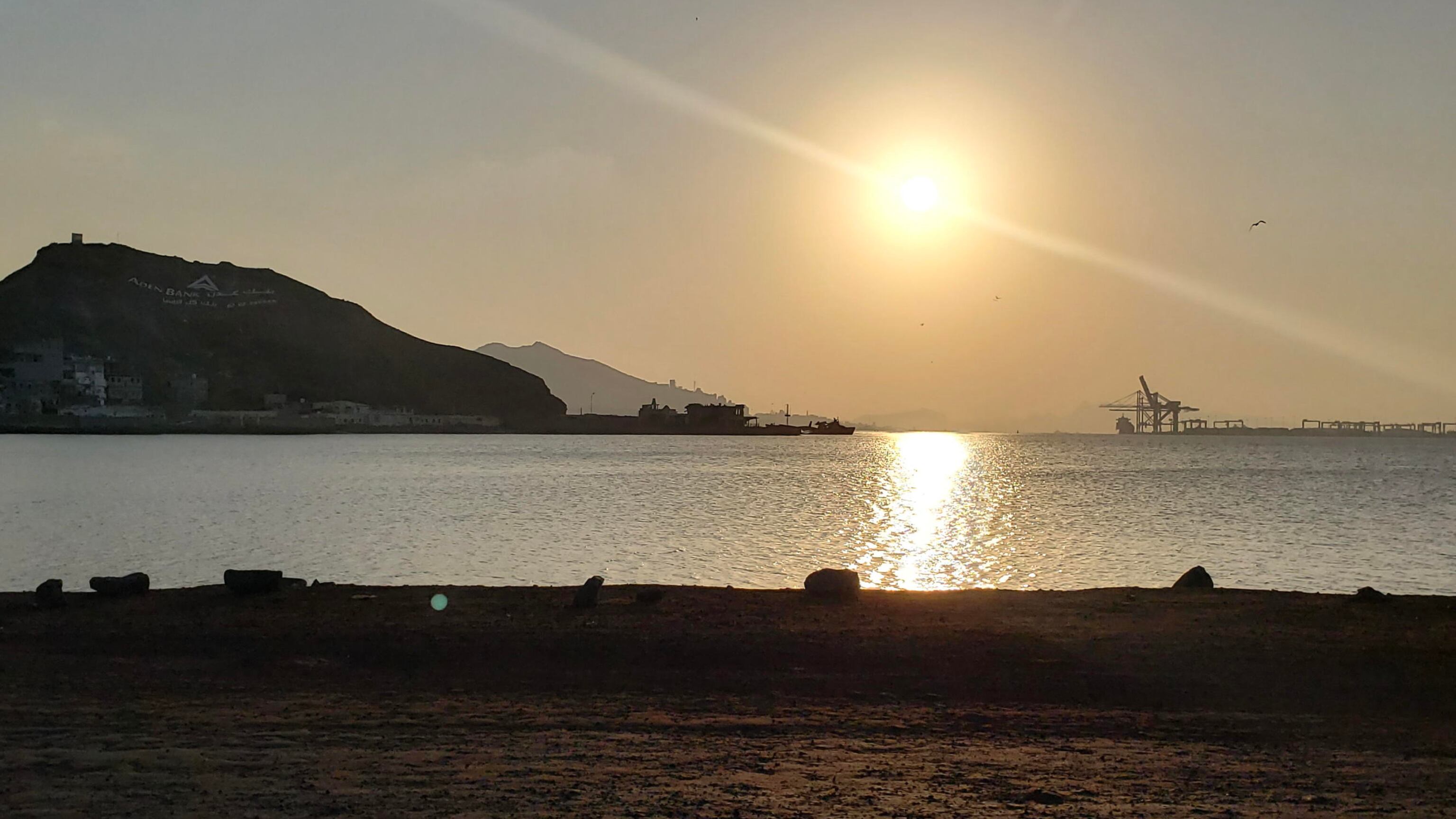 Tensione nel Mar Rosso, segnalati "incidenti". E un drone colpisce una nave al largo dell'India