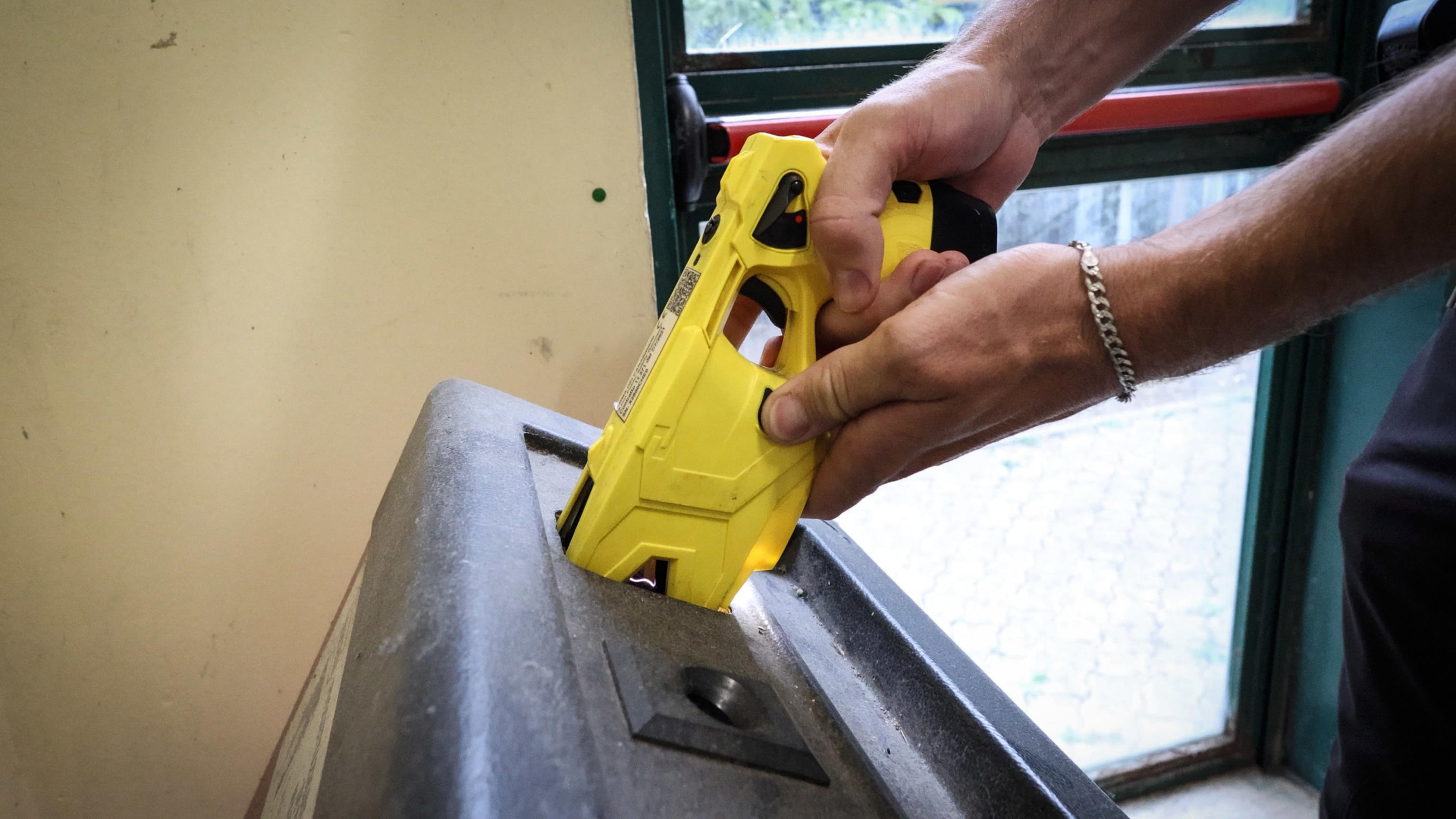 Taser, 5 morti dopo una scossa. Escluso il nesso tra decessi e pistole