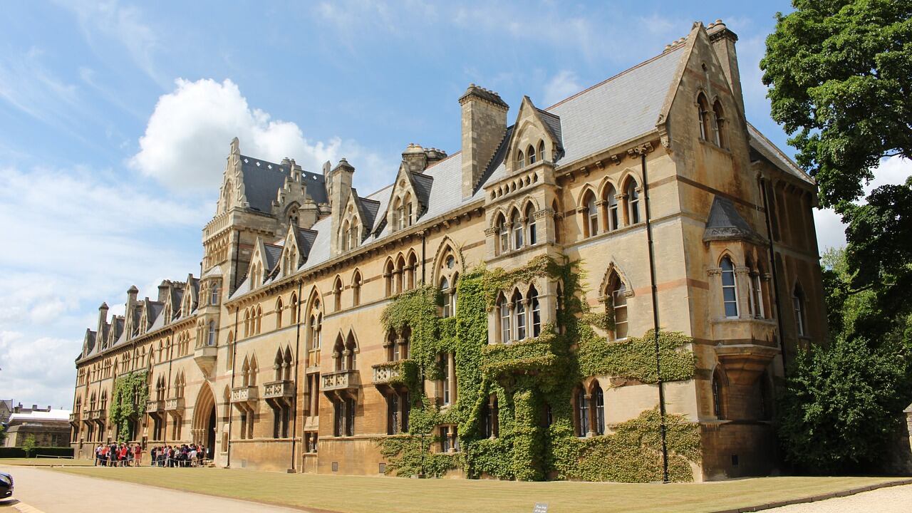"Così è più inclusiva". Dopo 800 anni Oxford cambia la cerimonia per gli studenti Lgbt
