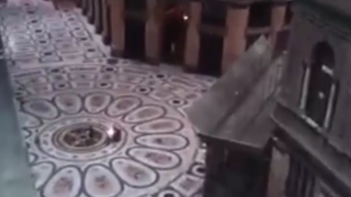 Napoli, la galleria Umberto I abbandonata ai "teppisti" e alla loro inciviltà