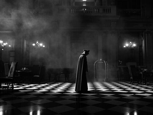 Venezia80: “El Conde”, il Pinochet-vampiro di Larraìn non morde