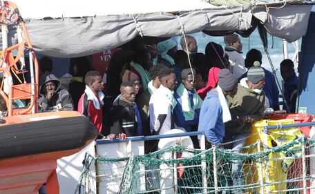 Sea Watch, i migranti arrivano a Catania 7