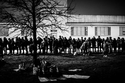 Code di migranti in via Cagni a Milano 4