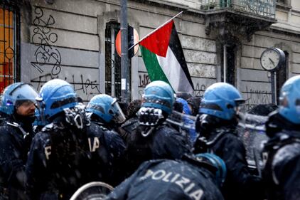 Scontri a Milano tra Forza Nuova e i centri sociali 10