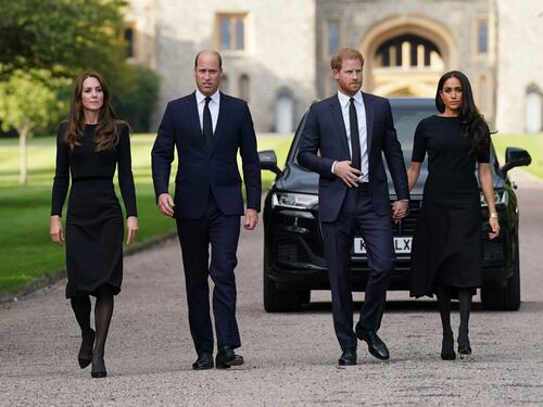 Il pianto a dirotto e il vestito di Charlotte. Cosa c’è davvero dietro la lite tra Kate e Meghan?