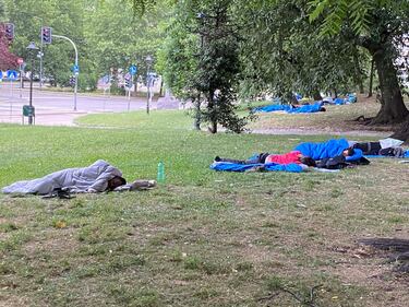 Migranti in piazza della Repubblica a Milano 3