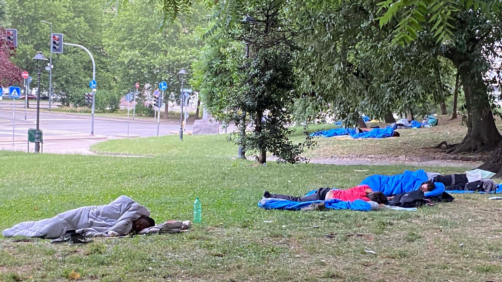 Il centro di Milano diventa dormitorio per gli immigrati con il sacco a pelo