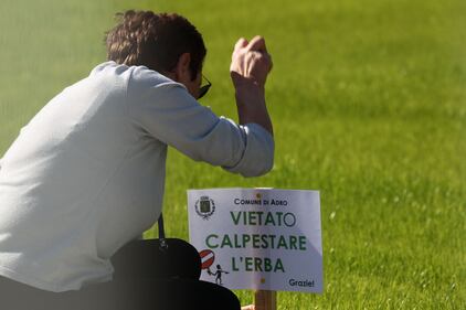 Adro, la rimozione dei cartelli con il Sole delle Alpi 11