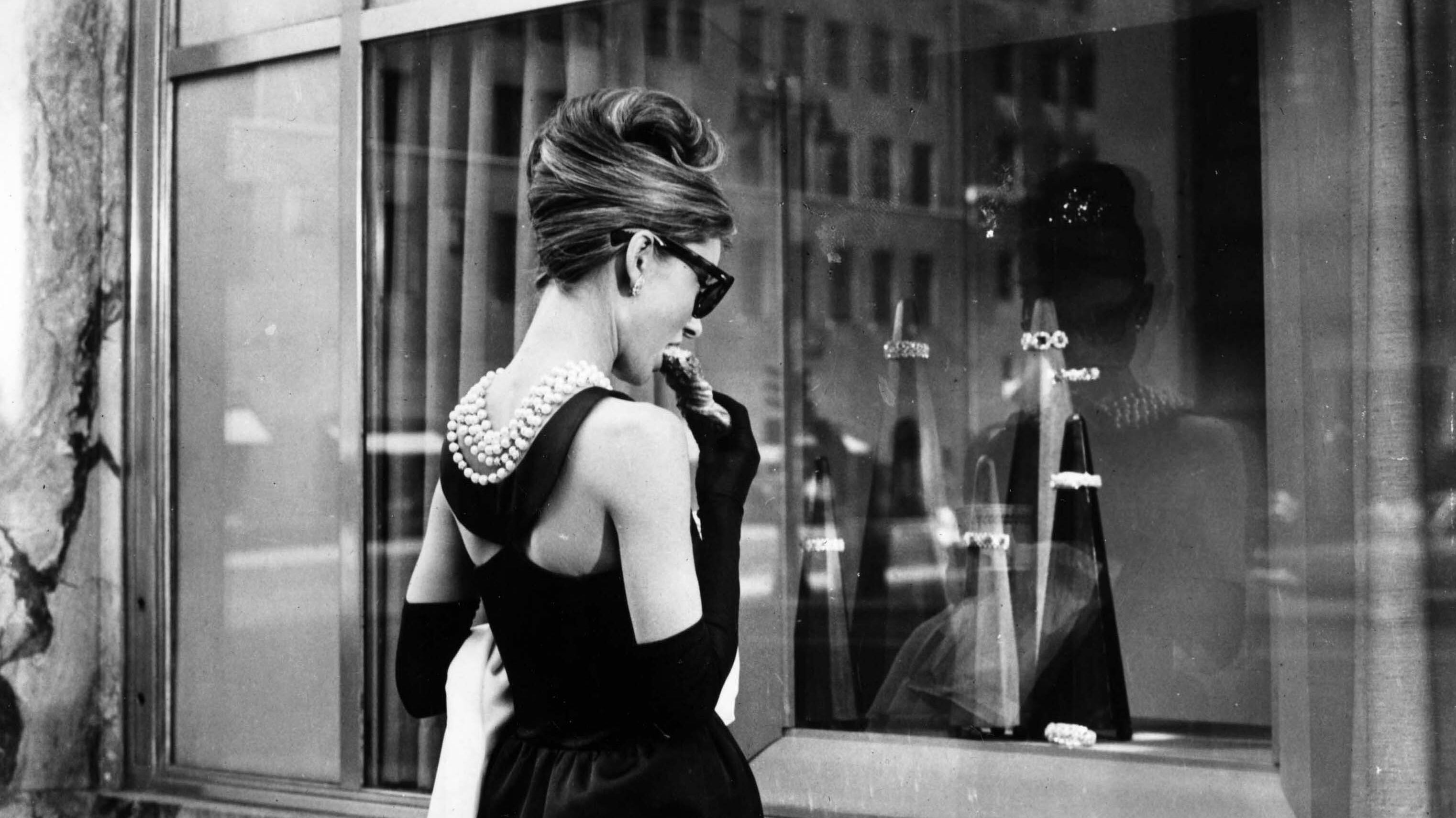 Storia del tubino nero, da Chanel a Audrey Hepburn