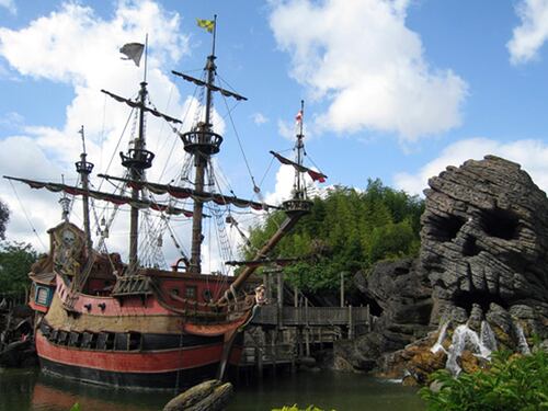 Parigi, incidente all'Eurodisney Bimbo di cinque anni in condizioni critiche